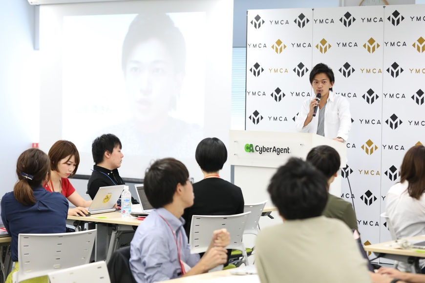 山田が旗振り役となり、20代社員の部署を超えたコミュニケーション促進、経営への提言の機会を創出。（写真中央が山田）