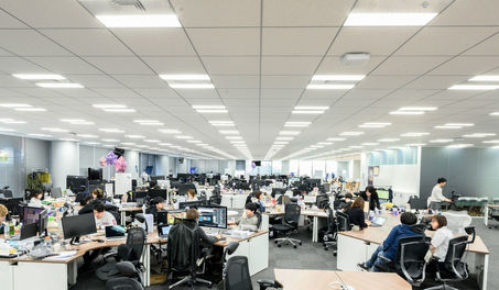 This office area is mainly for media businesses such as AbemaTV and Ameba. Its honeycomb desks are used by producers, engineers, designers, and other project members to facilitate easier communication.